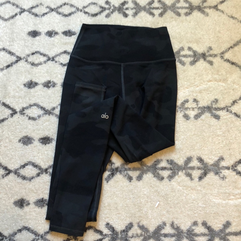 ALO yoga vapor camo leggings!